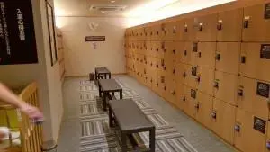alt="別府清風 大浴場男湯のリニューアルされた脱衣所"