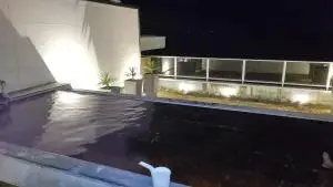 alt="別府清風 旧館の開放的な露天風呂"