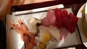 alt="大江戸温泉物語 別府清風 夕食バイキングのマグロと甘エビの刺身"