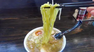 alt="ストレート麺の豚骨しょうゆラーメン"