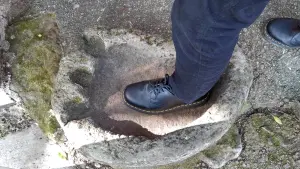 alt="八幡竈門神社の「石の草履」"