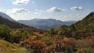 alt="火口までの山々の景色"