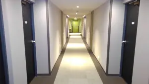 alt="旧式のドアがあるホテル別府清風の客室廊下と入り口"