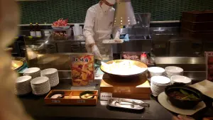 alt="別府清風 夕食バイキングの揚げたてエビ天ぷらライブキッチン"