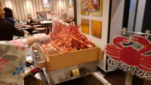 alt="大江戸温泉物語 別府清風 夕食バイキングのズワイガニ食べ放題"
