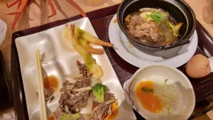 alt="別府清風 夕食バイキングで取ってきたしゃぶしゃぶとすき焼きの盛り付け"