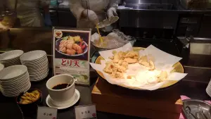 alt="大江戸温泉物語 別府清風 朝食バイキングの大分名物とり天"