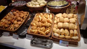 alt="大江戸温泉物語 別府清風 朝食バイキングのパンコーナー"