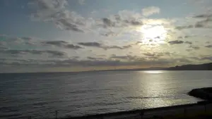 alt="別府清風の客室から見える別府湾の朝日"