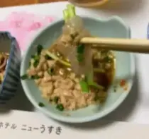 alt="肝をタレに溶かし、自家製ポン酢と薬味で食べる"