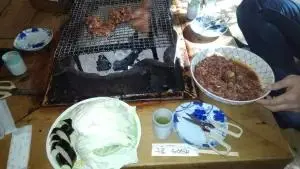 alt="「らくだ山」での友人の焼き奉行の様子"