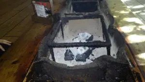 alt="地鶏の炭火焼の準備が整えられた、らくだ山の囲炉裏席"