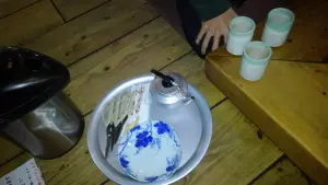 alt="「らくだ山」の焼き上がった阿蘇地鶏を切り分けるハサミ"