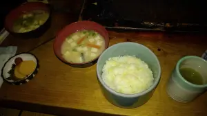 alt="「らくだ山」のおこわ飯とみそ汁"