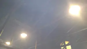 alt="炭火の煙が立ち込める、ノスタルジックな「らくだ山」の天井"