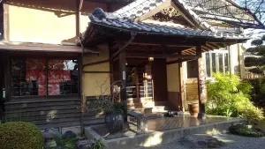 alt="山田別荘の気品ある玄関"