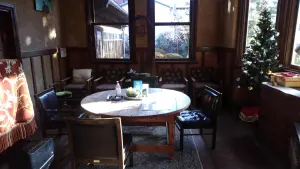 alt="昭和レトロなフロント横のロビー"