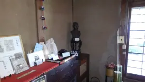 alt="先々代の山田英三氏の銅像"