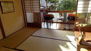 alt="古き良き趣と清潔感が両立したお部屋"