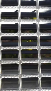 alt="九重夢大吊橋の格子状金属床板"