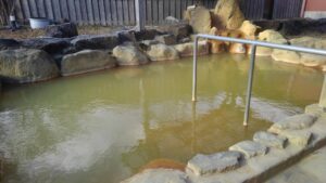 alt="まきばの温泉館の露天風呂"