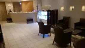 alt="ホテルエールのフロントとロビー”