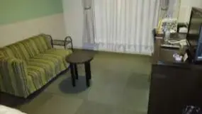 alt="ホテルエールのソファー”