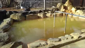 alt="まきばの温泉館の屋根のない開放的な露天風呂"