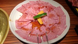 alt="元祖アリランの見事な特選カルビと特選ロース