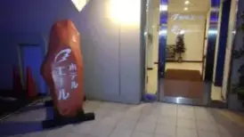 alt="ホテルエールの裏玄関"