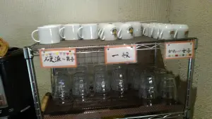 alt="ホテルエールの色分けされたコップ”