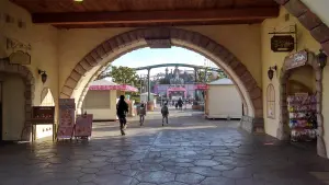 alt="ハーモニーランドのゲート”