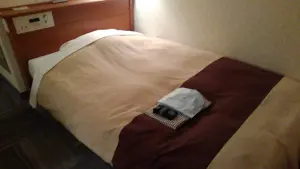 alt="ホテルシーウェーブ別府のセミダブルベット”