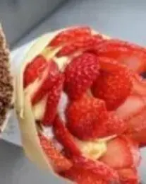 alt="イチゴたっぷりのクレープ”