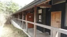 alt="トライアル温泉郷の「とび」のベニヤ板入口”