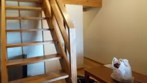 alt="トライアル温泉郷の「とび」のロフト階段”