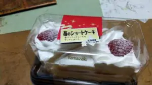 alt="山崎製パンの苺のショートケーキ”