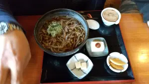 alt="吾亦紅の地鶏あんかけ極太そば”