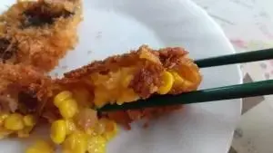 alt="「おかずや」たっぷりコーンのコロッケ"