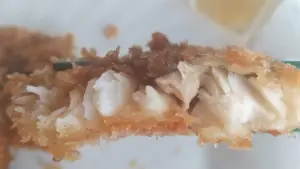 alt="「おかずや」の白身フライ”