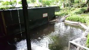 alt="せせらぎの湯・「露天風呂と打たせ湯」