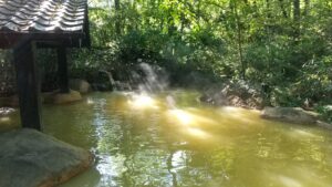 alt="筌の口温泉・新清館の混浴露天風呂”