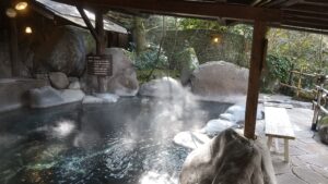 alt=”「山荘 天水」の露天風呂「滝観庵」”