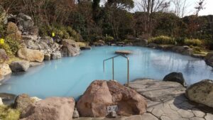 alt="杜の湯リゾートのコバルトブルー庭園露天風呂"