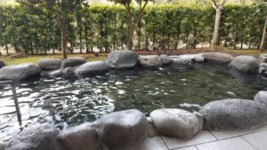 alt="紅葉や新緑が楽しめる「もみじ湯・岩露天風呂」”