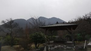 alt="九重連山を望む「山恵の湯」”