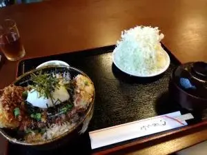 alt="ご飯とキャベツも大盛りにした特性正油ダレかつ丼（松170ｇ）"