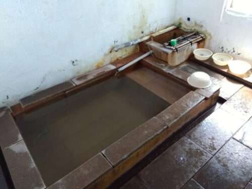 alt="別府でも珍しい酸性泉の長泉寺薬師湯の浴槽”