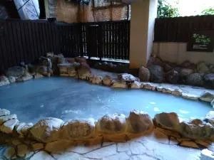 alt="「湯屋えびす」2階の露天風呂”
