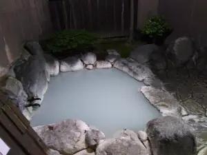 alt="「湯屋えびす」宿泊者は一晩中利用できる貸切露天風呂”